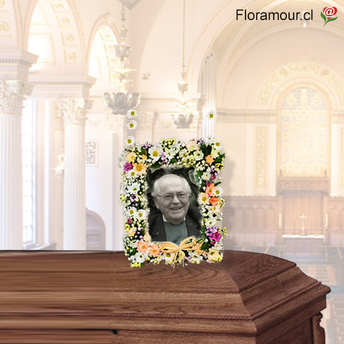 Delicado y exclusivo enmarcado de flores naturales con la foto de su ser querido, para posar sobre la urna o mesa de oficio. Detalle muy importante para la familia durante la ceremonia como complemento de otros arreglos florales. Al ordenar este diseño por favor envíe la imagen en la mejor resolución posible al email: adm.floramour@gmail.com  Servico Sólo Santiago. Medidas aprox: 33 alt. x 27cm (Puede ser también Poema, Oración, Logo empresa, Símbolo Religioso, etc.)